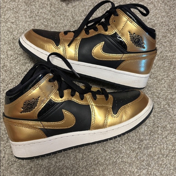 Nike Air Jordan 1 Mid SE Metallic Gold Black sneakers  SIZE 5 youth! SMOKE FREE - Picture 2 of 5
